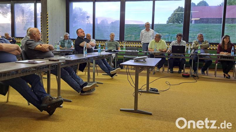 Schönsees Bürgermeister Reinhard Kreuzer (zweiter von rechts), Landschaftsarchitekt Andreas Thammer (stehend) und Investor Thomas Janke (sechster von rechts) erläuterten die Pläne für den neuen Verbrauchermarkt. Bild: Elfriede Weiß