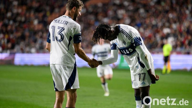 Thomas Müller (l) und Yadaly Diaby feiern den Sieg der Vancouver Whitecaps. Bild: Tyler Tate/FR171662 AP/AP/dpa