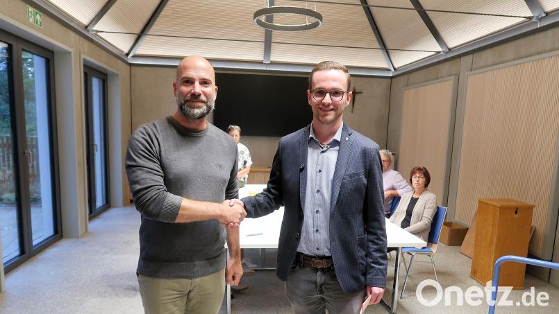 BI-Vorsitzender Michael Merkl (links) gratuliert Bürgermeister Adrian Käß (rechts) nach der Stimmenauszählung zum Gewinn des Bürgerentscheids. Bild: Bernhard Schultes