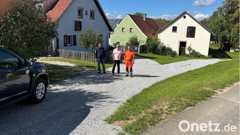 Bürgermeister Maximilian Beer, Bauamtsleiter Volker Schneeberger und Bauhof-Vorarbeiter Anton Köppl freuen sich, dass die Arbeiten an der Dorfstraße in Uckersdorf abgeschlossen sind. Bild: Schneeberger