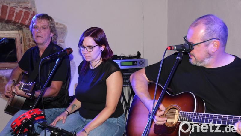 Raphael Gerl, Nadine Thoma und Berthpold Franz (von links) von der Band "Timeless" überzeugten das Publikum. Bild: Konrad Rosner