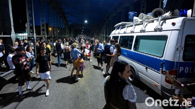 Die Bundespolizei ist auf der Hackerbrücke im Einsatz. (Archivbild) Bild: Sven Hoppe/dpa