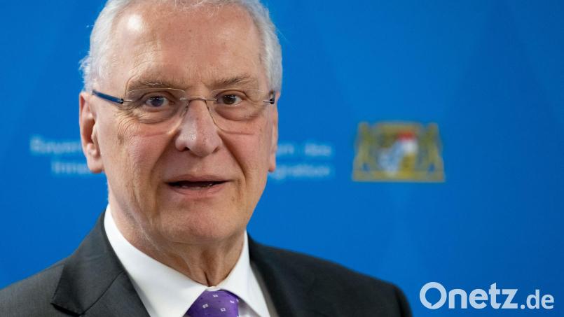 Joachim Herrmann (CSU) ist einer der wichtigsten Minister im Kabinett von Ministerpräsident Markus Söder. Ob er bei der nächsten Landtagswahl nochmals antreten wird, will er aber erst im kommenden Jahr entscheiden. (Archivbild) Bild: Sven Hoppe/dpa