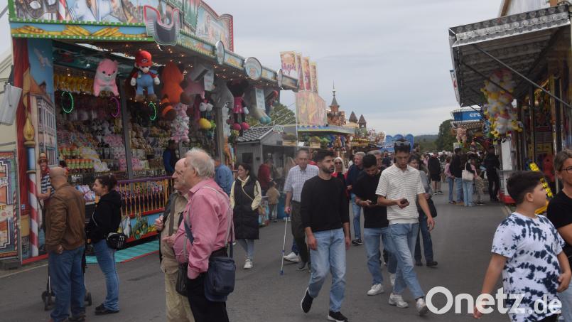 Bestens frequentiert Sonntagnachmittag ist die Festmeile "Volksfest". Die Besucher genossen die Atmosphäre. Bild: Ernst Frischholz