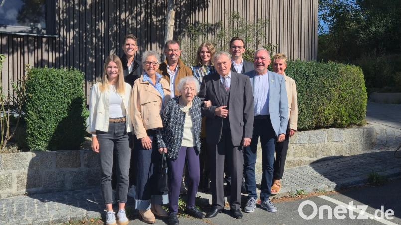 Roswitha und Georg Lindner feiern ihre eiserne Hochzeit mit ihrer Tochter Martina mit Johannes und Enkel Maximilian und Sohn Christian mit Anna und Enkel Lukas.. Bild: Christian Lindner