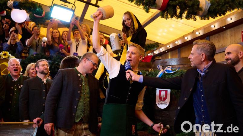 Dominik Krause eröffnet erstmals das Oktoberfest mit dem Anzapfen des ersten Fasses Bier. Bild: Sven Hoppe/dpa