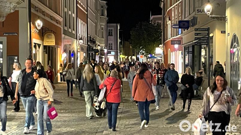 Bis in den späten Abend hinein war die Einkaufsmeile in Amberg dicht bevölkert. Bild: Susanne Schwab