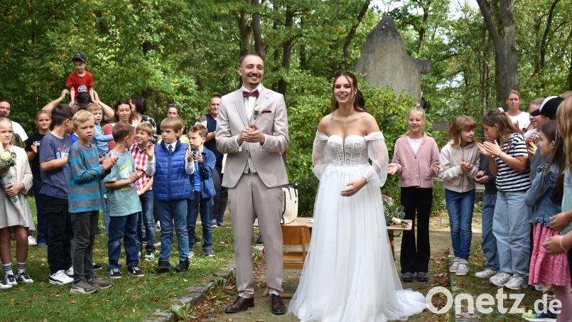 Theresa und Tim Krause haben am vergangenen Samstag in der Maria-Hilf-Kirche auf dem Annaberg geheiratet. Danach durften sie zu "Macarena"-Klängen tanzen. Bild: Renate Gradl