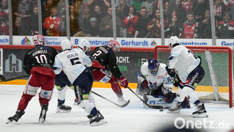 Patrik Mühlberger (Zweiter von rechts) im Tor der Blue Devils Weiden stand vor allem im letzten Drittel immer wieder im Mittelpunkt. Bild: A. Chuc