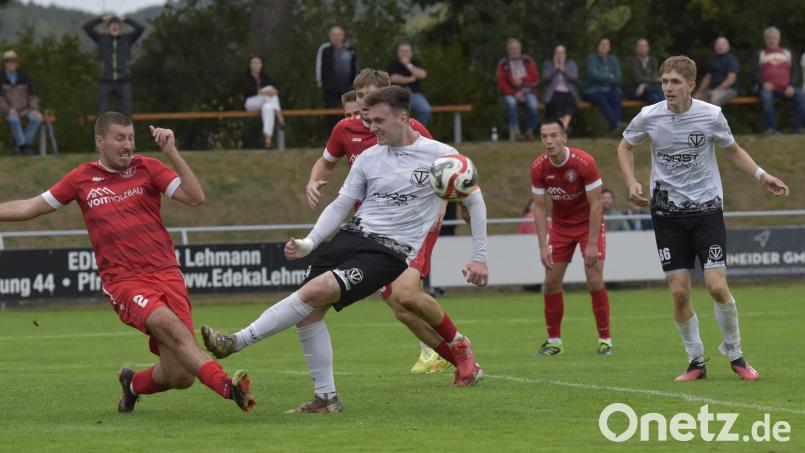 Eine entscheidende Szene in Nabburg: Sebastian Zwack (Mitte) vergab die riesige Möglichkeit zum 3:2 für den TV, im Gegenzug traf aber Tännesberg zur 3:2-Führung. Bild: Hans Mark