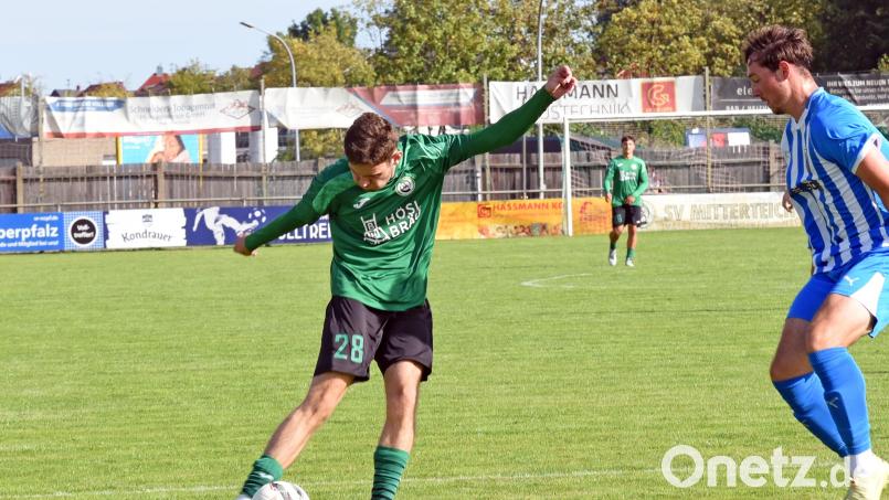 Der SV Mitterteich besiegte am Samstag den FC Vorwärts Röslau mit 3:0. Hier schießt Jakub Nedbaly (links) zum Endstand ein. Bild: Rudi Gebert
