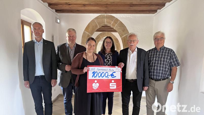 Bei der Spendenübergabe von links: Alexander Böck (Kämmerer Landkreis Amberg-Sulzbach), Landrat Richard Reisinger, Wiebke Behrbohm (Leiterin vhs Amberg-Sulzbach), Sonja Kalb Vorstandsmitglied Sparkasse Amberg-Sulzbach), Helmut Fischer, Dr. Walter Heinl (vhs-Kammermusikreihe). Bild: Christine Hollederer