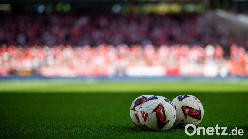 Der Ball ruht in den kommenden Wochen in der Bundesliga. (Archivfoto) Bild: Julius Frick/dpa