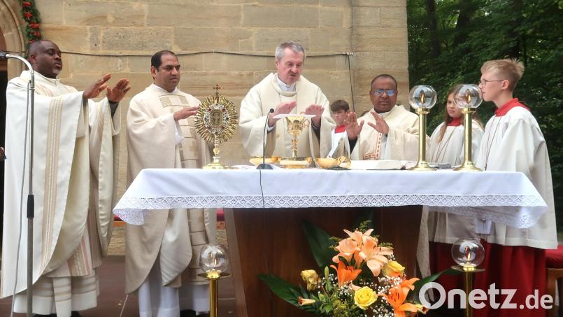 Den Abschlussgottesdienst im Freien feierten gemeinsam (von links) Pfarrvikar Christian Ogu, Pfarrer Benny Joseph, Pfarrer Alfons Schöpf, Stadtpfarrer Hrudaya Madanu und die Ministranten aus Sorghof. Bild: Rosi Hasenstab