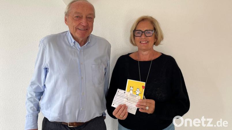 Adolf Aschenbrenner und Petra Waldhauser bei der Spendenübergabe. Bild: Ina Piehler
