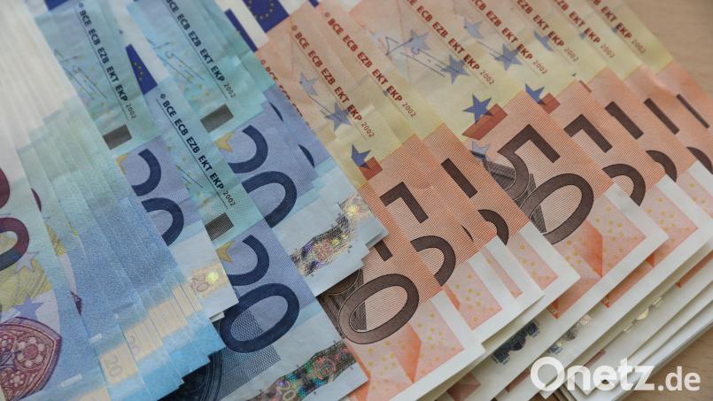 Nach einem Streit um Geld in Schwandorf musste die Polizei Scheine zur Sicherung an sich nehmen. Symbolbild: Bernd Wüstneck/dpa