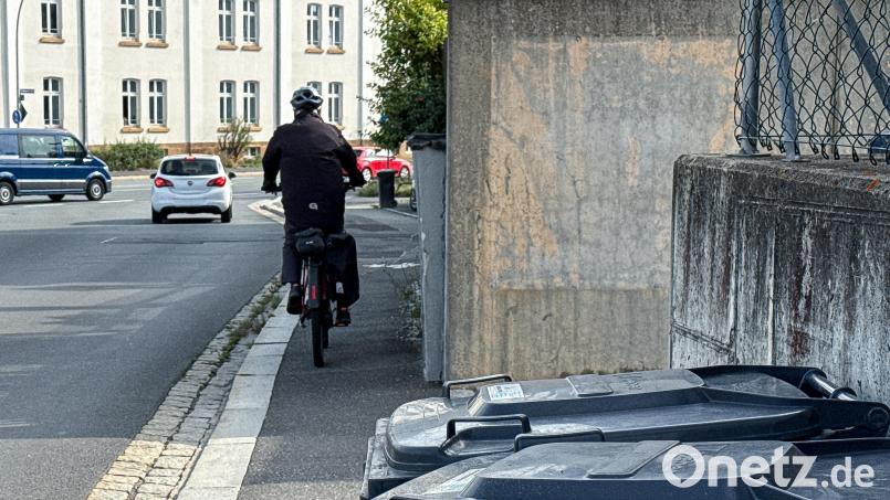 Eine Momentaufnahme in der Kastler Straße illustriert das Problem: Auf dem schmalen Gehweg fahren gern Radler und E-Scooter-Nutzer, obwohl sie das nicht dürfen – und Anliegern, die aus den Hofeinfahrten auf die Straße einbiegen wollen, sehen sie zu spät, weil Mauern die Sicht einschränken. Bild: Stephan Huber