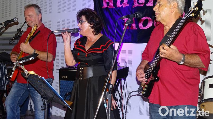 Wenn der Musikerstammtisch-Gründer Günter Kälberer (rechts) mit seiner Band "Hula Hoop" auftrat, blieb kein Platz mehr frei im Saal. Kälberer ist unterdessen 82 Jahre alt und kann aus gesundheitlichen Gründen nicht mehr spielen. Bild: Wolfgang Houschka
