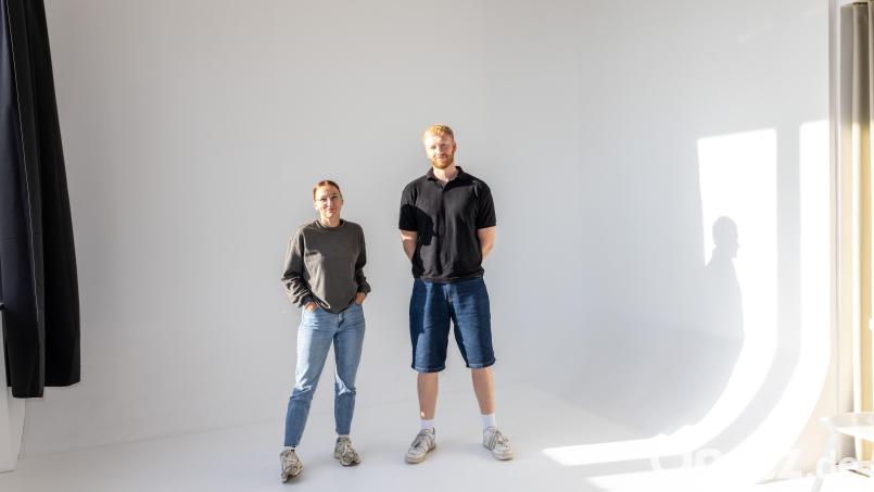 Anastasia Tararin und Alexander Akst haben in einem ehemaligen Bayernwerk-Gebäude ein Fotostudio eingerichtet. Dazu gehört auch eine Besonderheit, eine "Hohlkehle": Die Rundung zwischen Wand und Boden (rechts) ermöglicht Aufnahmen ohne "Kante". Bild: Hans Bernreuther