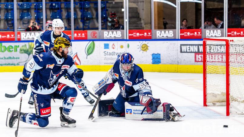 Patrik Mühlberger (rechts) lieferte Im Tor der Blue Devils Weiden eine sehr gute Leistung ab, konnte die Auftaktniederlage gegen Memmingen aber auch nicht verhindern. Bild: Elke Englmaier