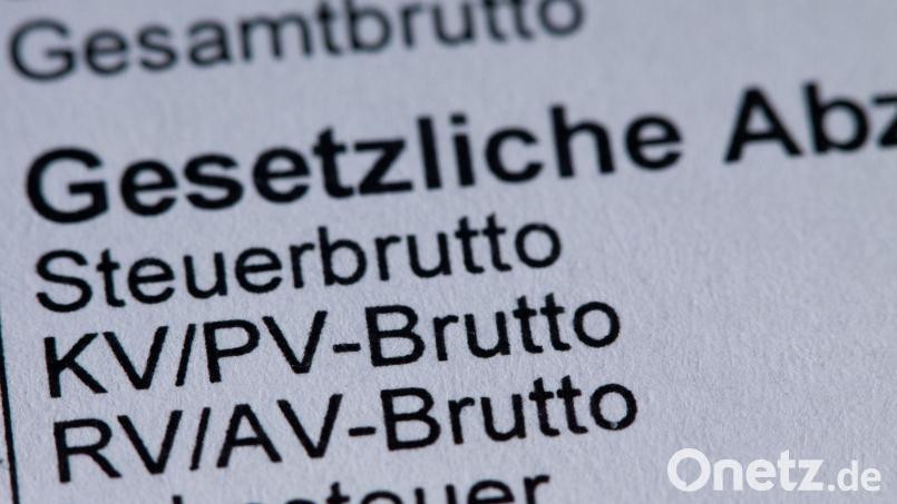 Für Bruttogehälter ab 5.812,50 Euro im Monat wird die Krankenversicherung ab kommenden Jahr teurer, bei mehr als 8.450 Euro wird auch mehr Rentenbeitrag fällig. (Symbolbild) Bild: Jens Büttner/dpa
