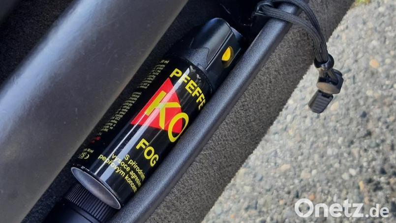 Das verbotene Pfefferspray (hier ein Symbolbild) lag in Griffweite des Fahrers. Symbolbild: Bundespolizei