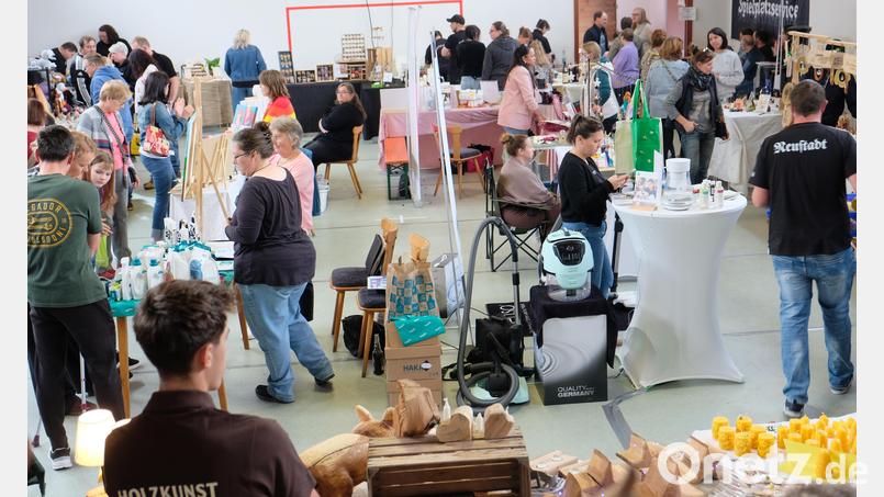 Über guten Besuch freute sich das Organisationsteam beim ersten Kulm-Markt in der Sporthalle der SpVgg Neustadt am Kulm. Bild: Robert Dotzauer