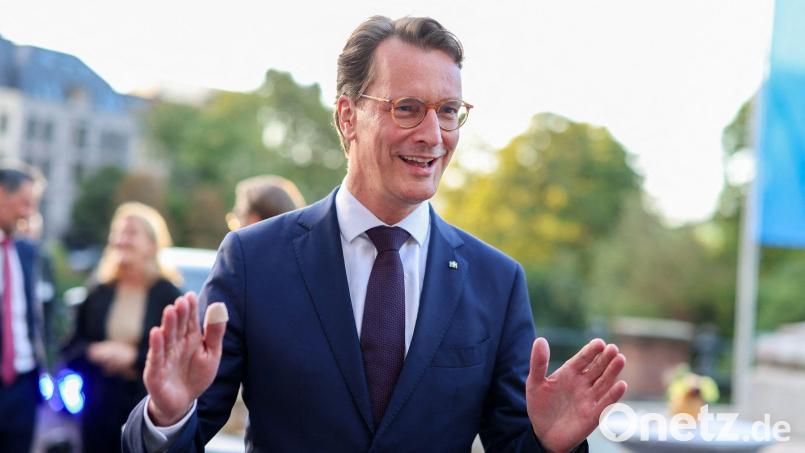 Wo immer er hinkommt, überall wartet auf Hendrik Wüst dieselbe Frage. Bild: Christoph Reichwein/dpa