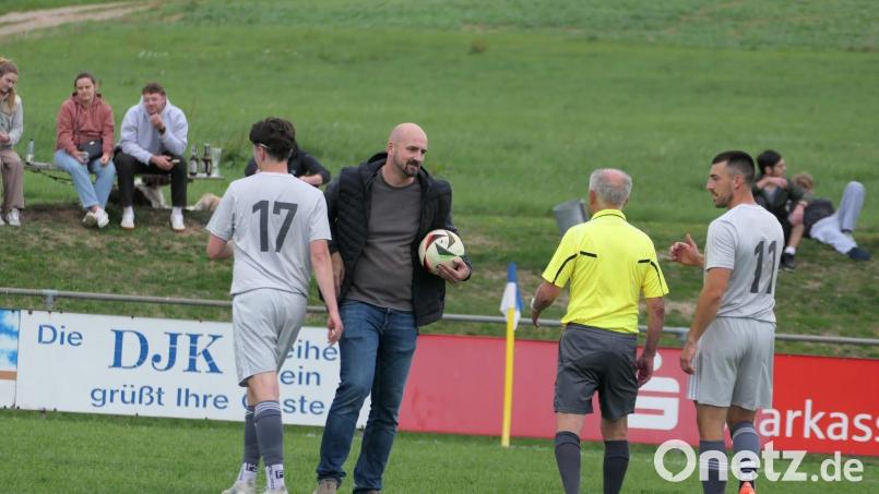 Max Kurzwart (mit Ball) coacht seit dem Wochenende die SG Weihern/Wernberg. Bild: SG Weihern/Wernberg
