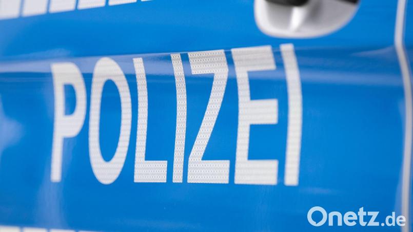 Die Polizei ermittelt nach dem Fund einer Leiche in einem brennenden Fahrzeug in Bayerisch Eisenstein. Symbolbild: Boris Roessler/dpa