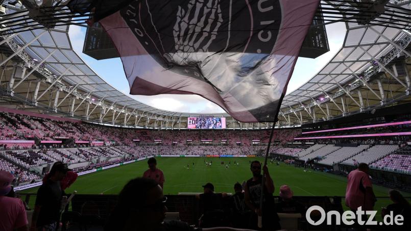 Der FIFA-Meisterpokal der Frauen wird 2027 in der Heimstätte von Inter Miami ausgetragen. (Archivbild) Bild: Rebecca Blackwell/AP/dpa