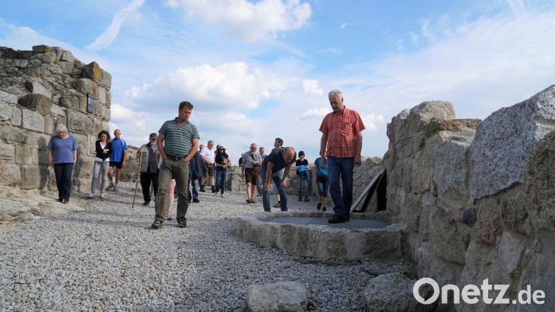 Beim Tag des offenen Denkmals besuchen 80 Interessierte die fertig sanierte Burgruine Liebenstein. Bild: exb