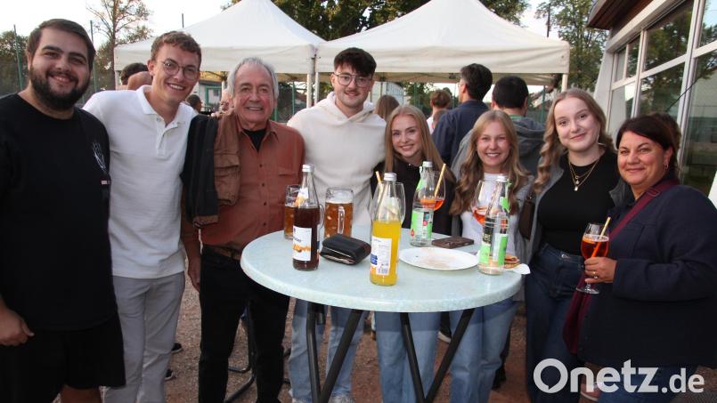 Party-Stimmung, quer durch alle Generationen, war beim Jubiläumfest des Tennisclubs angesagt. Bild: Konrad Rosner