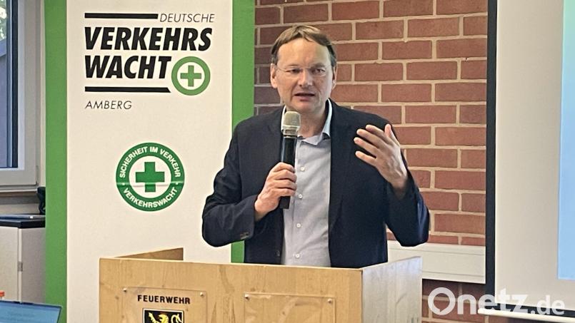 Der Präsident der Landesverkehrswacht Bayern und Landrat des Landkreises Günzburg Hans Reichhart gratulierte der Kreisverkehrswacht zu ihrem 75-jährigen Bestehen geleistete Arbeit und würdigte in seiner Festrede die Leistung des Vereins und seiner Mitglieder. Bild: Susanne Schwab