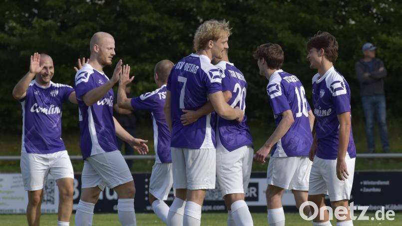 Florian Weiß (rechts) schnürte beim 4:0-Sieg des TSV Detag Wernberg gegen den FC Schmidgaden einen Dreirer-Pack. Klar, dass sich die Teamkollegen da riesig freuen. Bild: Hans Mark
