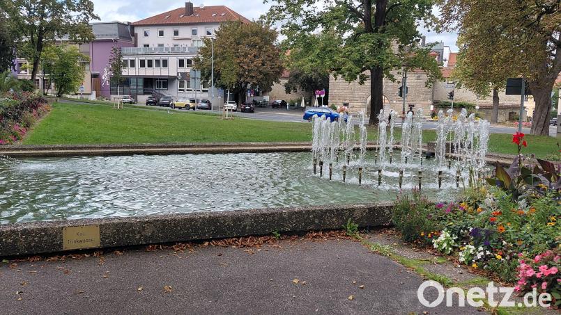Der Springbrunnen am Hindenburgplatz in Amberg: Er müsste wahrscheinlich neu foliert werden, um das Becken dicht zu bekommen. Bild: Luisa-Marie Terme