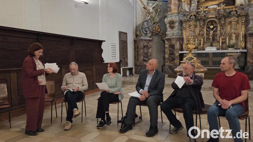 Bei einem Treffen Mitte September in der Michaelskirche gaben die Mitglieder des Interreligiösen Gesprächskreises dem Ablauf des Abends der Religionen den letzten Schliff. Bei Pfarrerin Christiane Weber (links) laufen die organisatorischen Fäden zusammen. Bild: Susanne Götte