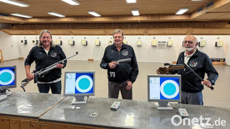 Die beiden Ehrenoberschützenmeister Josef Donhauser und Werner Koller sowie Oberschützenmeister Markus Böhm (von rechts) freuen sich, dass sie am Festabend zum 75-jährigen Jubiläum ihrer SG Kleinraigering auch wieder einen neuen Schützenkönig proklamieren können, der im Wettkampf auf der vereinseigenen Anlage ermittelt wurde. Bild: Petra Hartl