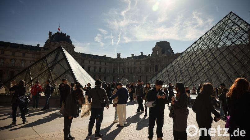 Weil zwei Deutsche kurzerhand eigene Bilder im Louvre aufgehängt haben, hat das Museum sie an die Polizei ausgehändigt. (Archivbild) Bild: Thomas Padilla/AP/dpa