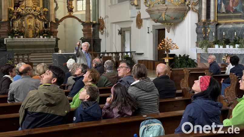 Ein Highlight beim Kulturfestival: Kirchenführung in der Wallfahrtskirche Mariä Heimsuchung auf 801 Meter Höhe durch Heimatpfleger und Fahrenbergkenner Georg Schmidbauer. Bild: fvo