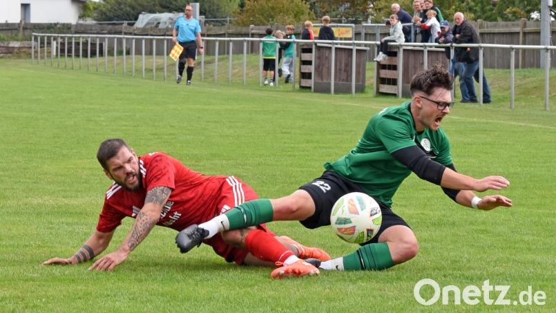 Der SV Mitterteich II gewann das Derby gegen die SpVgg Wiesau mit 2:1. Hier kämpfen der Mitterteicher Florian Lange (rechts) und Sebastian Thoma um den Ball. Bild: Rudi Gebert