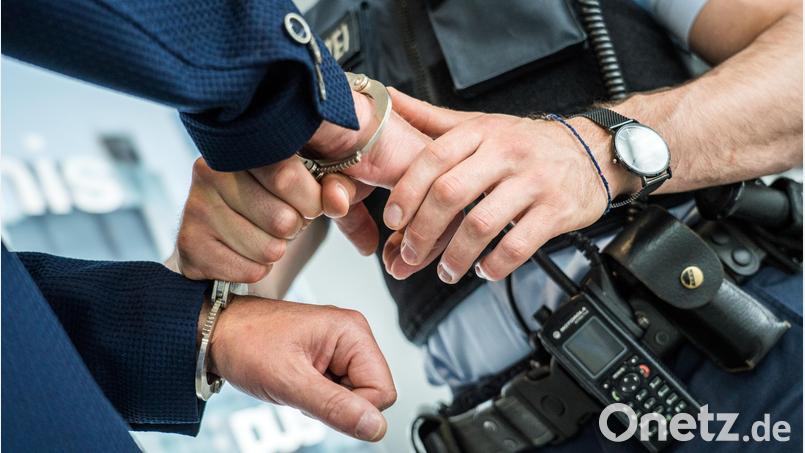 Die Bundespolizeiinspektion Waidhaus nimmt einen gesuchten Betrüger bei Grenzkontrollen fest. Symbolbild: Bundespolizei