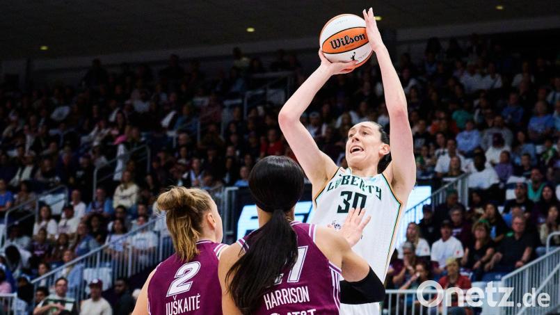 Breanna Stewart (rechts) ist nun auf Rang acht der ewigen Scorerliste in der WNBA. Bild: Sammy Kogan/The Canadian Press/AP/dpa