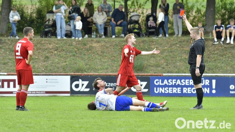 Wegen Notbremse: Philipp Hummel (rotes Trikot, am Boden) von der SG Traßlberg sah die Rote Karte. Bild: Hubert Ziegler