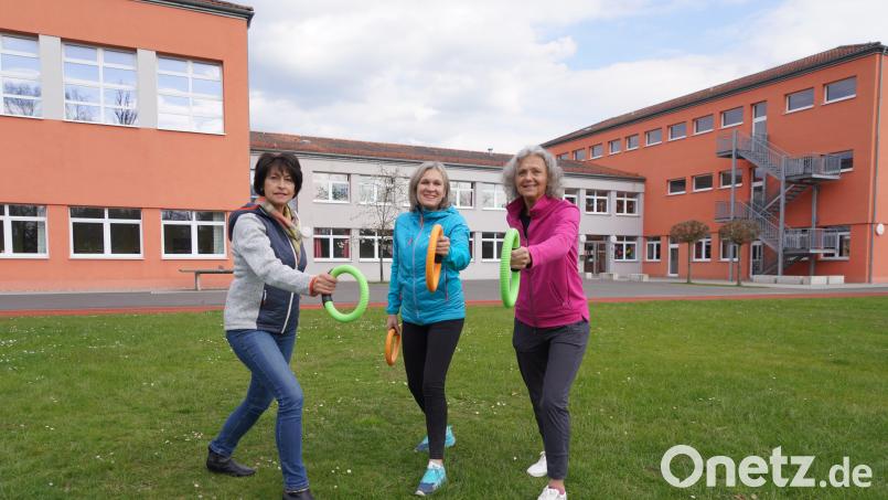 Der Landkreis Neustadt/WN fördert das Projekt "Rundum fit". Einmal für 2027 die 42 Trainingseinheiten und dann den weiteren Ankauf von weiteren 15 Smovey-Ringen, die die Übungsleiterinnen Johanna Grünauer, Doris Völkl und Christine Rupprecht (von links) präsentieren. Bild: fvo