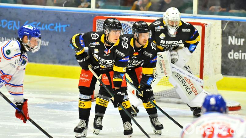Brendan Walkom (links) traf im Testspiel für den ERSC doppelt. Bild: Hubert Ziegler