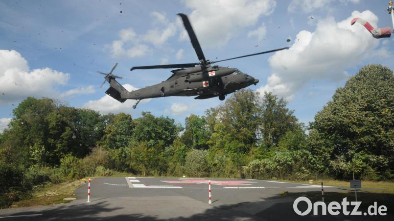 Der mächtige Black Hawk schwebt am Heli-Port ein, mit viel Getöse und Gewirbel - es geht los. Bild: Joachim Gebhardt