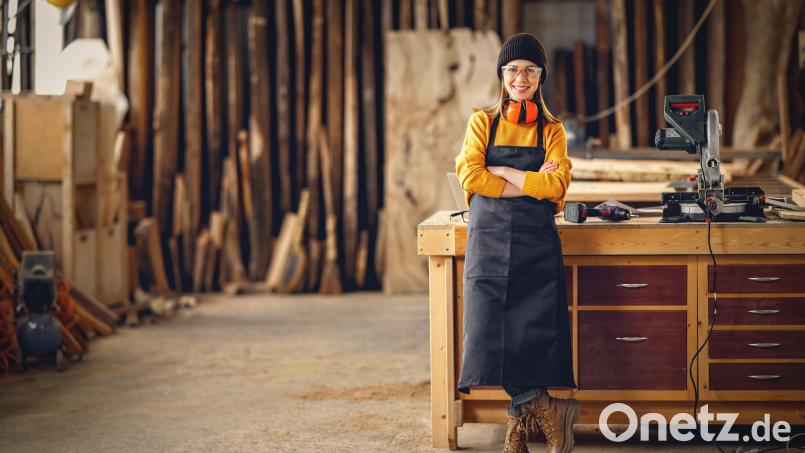 Technik und praktisches Arbeiten: Ausbildungsberufe im Handwerk sind selbstverständlich auch etwas für Mädchen. Bild: JenkoAtaman_AdobeStock_409339922