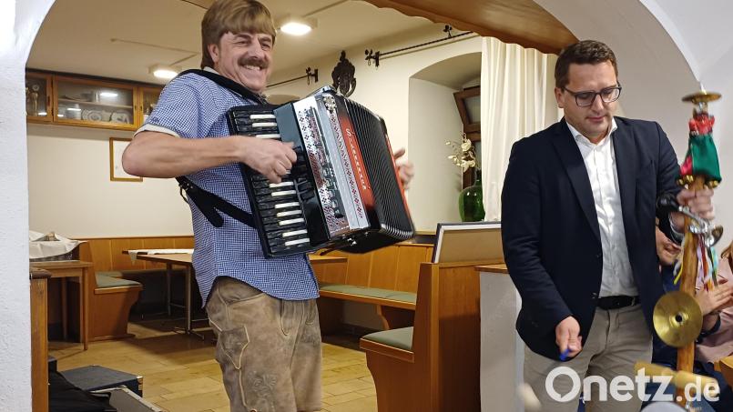 Nach dem Abendessen und der Laudatio wurde es lustig: Der scheidende JU-Vorsitzenden Christian Doleschal begleitete mit der Teufelsgeige den Erbendorfer Alleinunterhalter Walter Kobel. Bild: Alexander Hörl