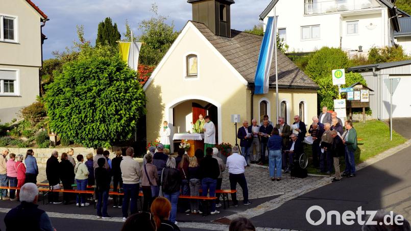 Von der Sonne verwöhnt wurde Altensteinreuth bei der Vorabendmesse am Samstagabend. Die Durchgangsstraße wurde dabei ein Teil des Altarraums. Bild: Bernhard Kreuzer
